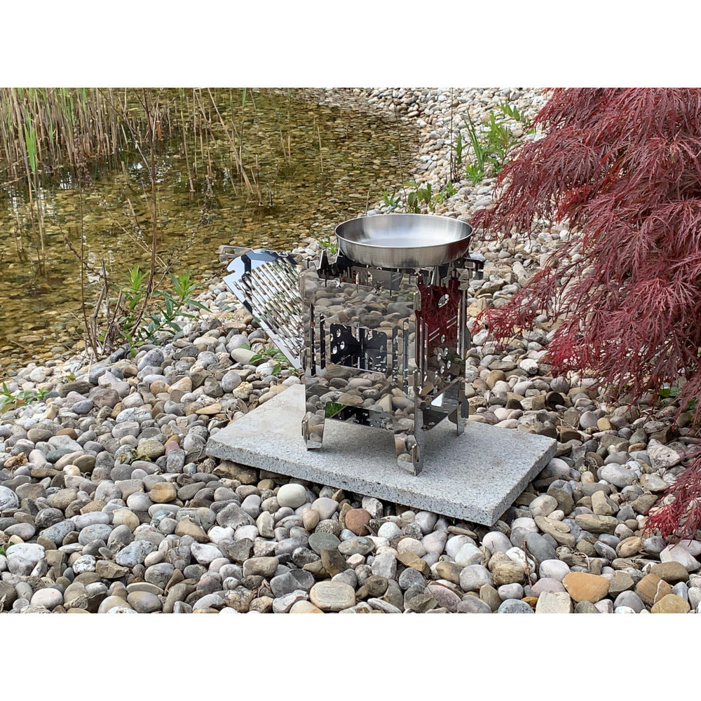 Gast Moko mit Topf und Grillrost als Toaster